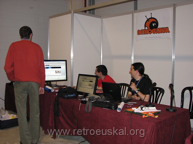 RetroEuskal08_en_Lleida_lan_Party 004.jpg - [es]Montando las presentaciones
[en]Preparing the presentations